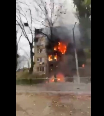 Ракетный обстрел Киева: В ОП показали пожар и разрушения в жилом доме
