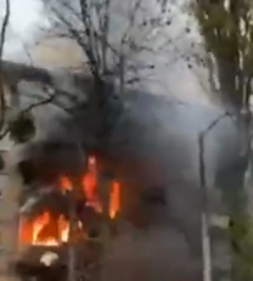 Опубликовано видео с места попадания ракеты по жилому дому в Киеве