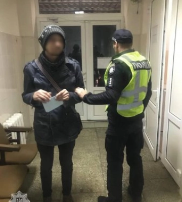 Патрульні роти ТОР виявили чоловіка, який мав із собою речовини, схожі на наркотичні