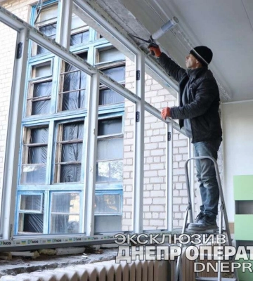 Ракетний удар по Дніпру пошкодив будинки, школи та садочки: як проходять ремонти 
