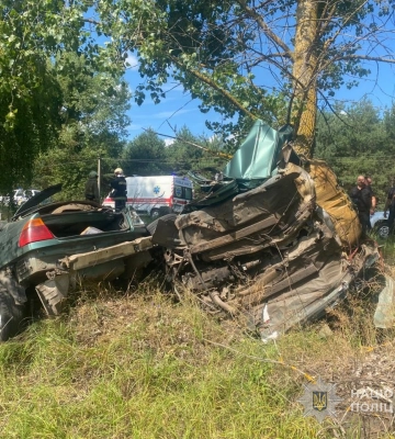 На Сумщині у ДТП загинуло двоє людей, у тому числі й неповнолітня дівчина На Сумщині у ДТП загинуло двоє людей, у тому числі й неповнолітня дівчина