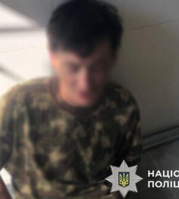 П’яний чоловік погрожував людям пістолетом у Києві: у квартирі знайшли гранати й набої, - Нацполіція. ФОТОрепортаж