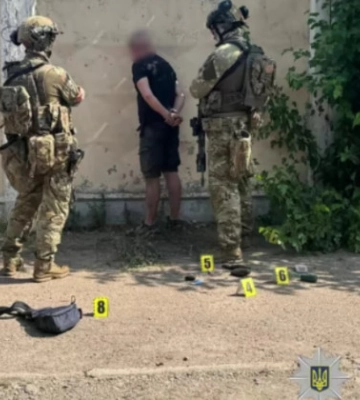 У Черкасах затримали чоловіка, який погрожував гранатою працівникам ТЦК — відео