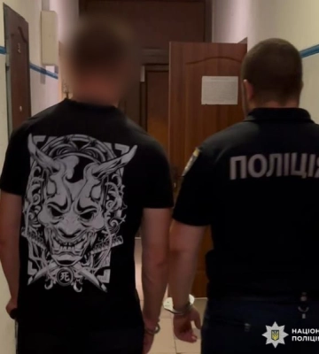 В Одесі на стоянці чоловік підпалив дорогі автомобілі