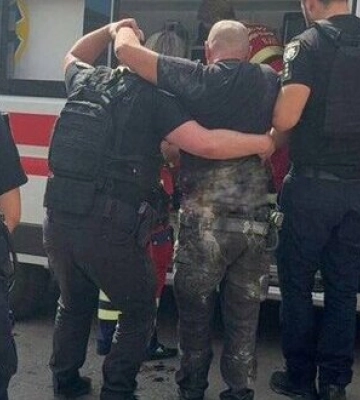 Чоловік пустив газ та підірвав квартиру в Києві, поранено поліціянта. ФОТО
