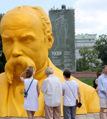 Світ очима Шевченка. У Києві відкрили інтерактивну інсталяцію, з якої можна перенестися до пам’ятників поету в 37 країнах