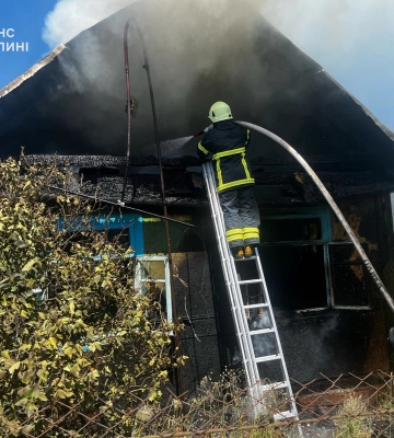 Кілька хвилин до трагедії: на Волині сусіди врятували жінку з вогню