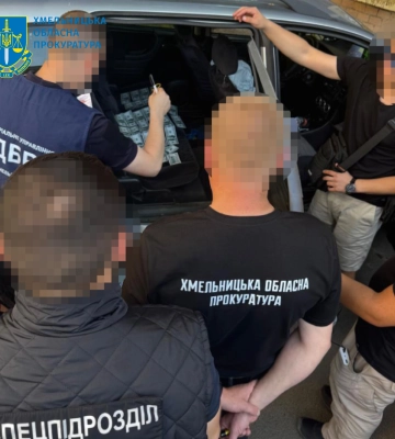 На Хмельниччині викрито поліцейського, який за чималі гроші обіцяв допомогти ухилянту