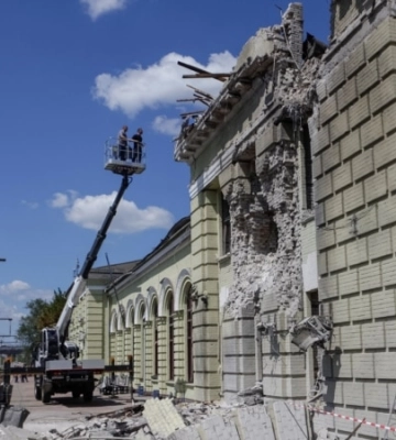 Лозова після масованої атаки РФ: загинули люди, пошкоджено вокзал (відео)