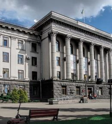 Популярні спеціальності-2025 і вартість навчання: у ВНУ завершився прийом документів від вступників