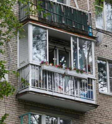 У Львові патрульні врятували жінку: вона намагалася стрибнути з балкона