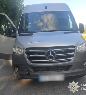 У Хмельницькому бусик «Mercedes-Benz Sprinter» на пішохідному переході збив людину