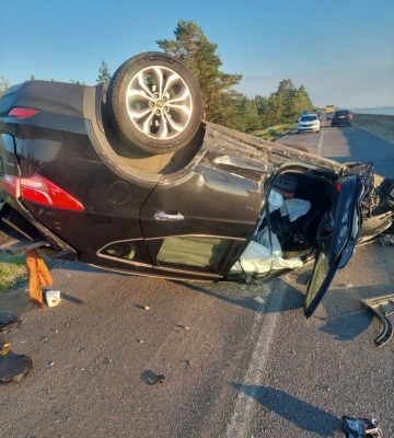 На Київщині внаслідок зіткнення трьох автівок, одна з них перекинулася: є поранений. ФОТО