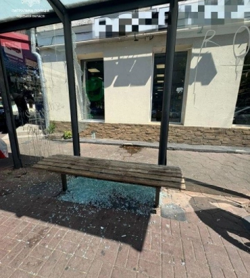 В Одесі чоловік розтрощив зупинку громадського транспорту