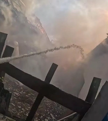У Сарнах вогонь знищив господарську будівлю та сіно