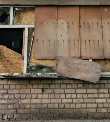 Росіяни вдарили дроном по Дніпровському району Херсона, є поранений