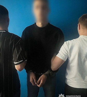 У Дніпрі поліцейські затримали молодого рецидивіста за зухвале вуличне пограбування
