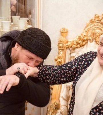 Мати Рамзана Кадирова отримала орден &quot;За заслуги перед Херсонською областю&quot;