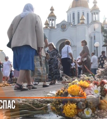 Сотні людей з кошиками йшли до храму: як у Рівному відзначили Яблучний Спас (ВІДЕО)