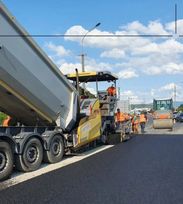 У Мукачеві оновлюють дорожнє покриття на кільцевій розв’язці
