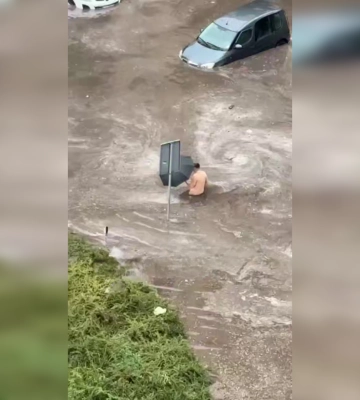 Затоплені вулиці, град та повалені дерева — Київ накрила негода, відео