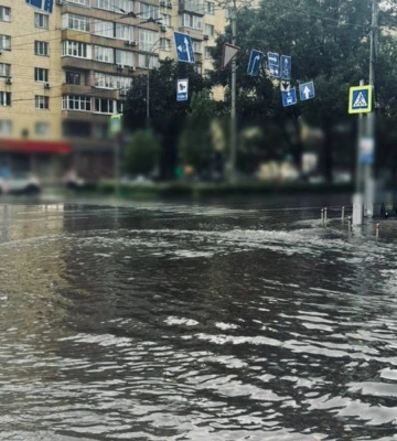 Грози, злива і град: Київ та область накрила негода