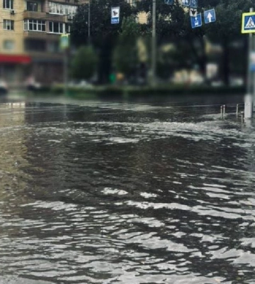 Грози, злива і град: Київ та область накрила негода