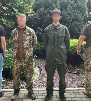 Намагались втекти з країни у формі: на кордоні зі Словаччиною затримали двох &quot;залізничників&quot; із Чернігівщини, - ДПСУ. ФОТОрепортаж