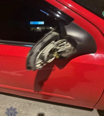 В Одесі жінка потрощила чужий автомобіль