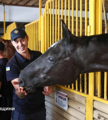 Іпотерапія для рятувальників: Рівненські хіміки ДСНС долучилися до терапії на конях