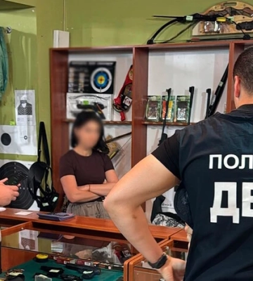 Продавала дозволи на зброю: на Прикарпатті оголосили про підозру співвласниці мисливських магазинів