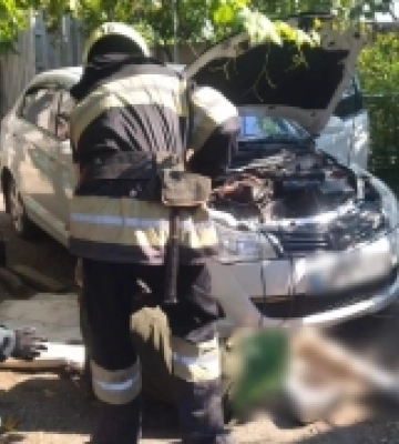 На Кіровоградщині рятувальники деблокували чоловіка, якого притисло легковим автомобілем