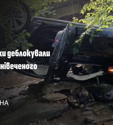 На Ужгородщині перекинулася автівка – водія деблокували