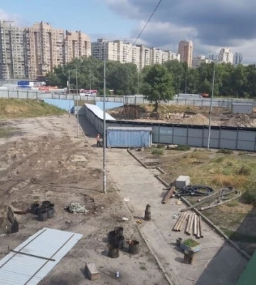 Кияни вимагають знести  недобудову ТЦ біля метро «Осокорки»