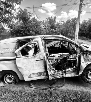 Ворожий дрон вразив автівку: на Донеччині внаслідок обстрілу загинула працівниця Укрпошти, ще одного поранено