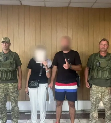 Чоловік хотів виїхати за кордон з дружиною, старшою на 24 роки, але «забув» її діагноз