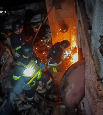 У Сумах рятувальники гасили пожежі після ворожих влучань