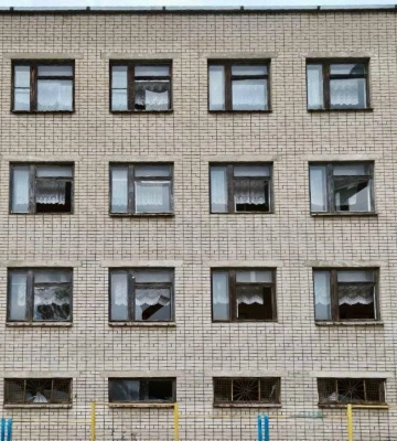 Багатоповерхівки без вікон та світла: Дніпро оговтується після масованої атаки