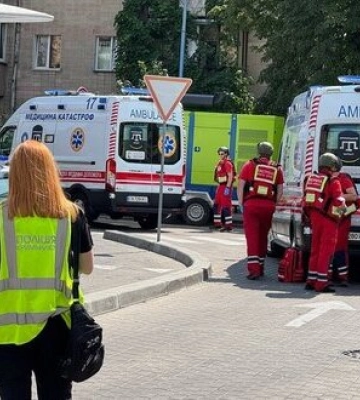 У центрі Черкас чоловік відкрив стрілянину в McDonald’s і поранив себе