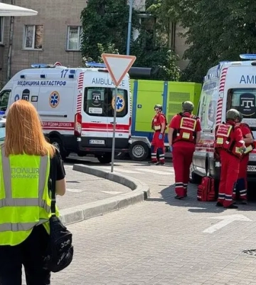 Возле &quot;МакДональдса&quot; в Черкассах произошла стрельба, а сейчас вооруженный мужчина находится внутри заведения - полиция