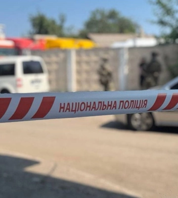 В центре Черкасс в McDonald&#039;s произошла стрельба: мужчина с оружием до сих пор находится внутри