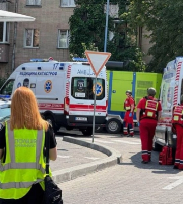 ЧП в Черкассах: мужик с оружием захватил Макдональдс, видео