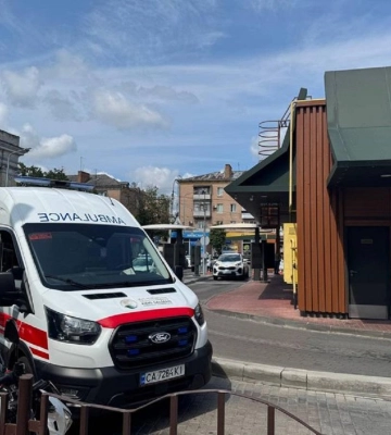 В центре Черкасс в McDonald&#039;s произошла стрельба: мужчина с оружием до сих пор находится внутри