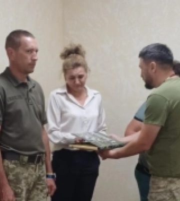 У Баштанщині дружині полеглого захисника Володимира Тейбаша передали пам’ятну грамоту та Прапор У Баштанщині дружині полеглого захисника Володимира Тейбаша передали пам’ятну грамоту та Прапор