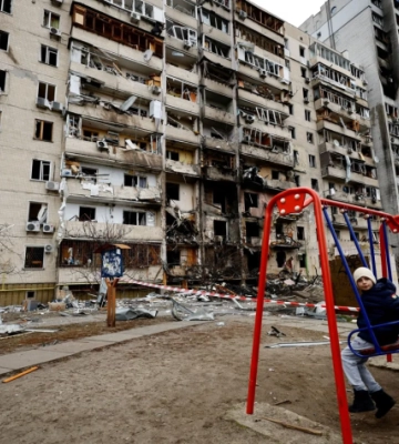 Киянам зі зруйнованих будинків погрожують відключенням світла через несплачені рахунки