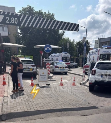 У Черкасах чоловік зі зброєю захопив McDonald&#039;s і влаштував стрілянину