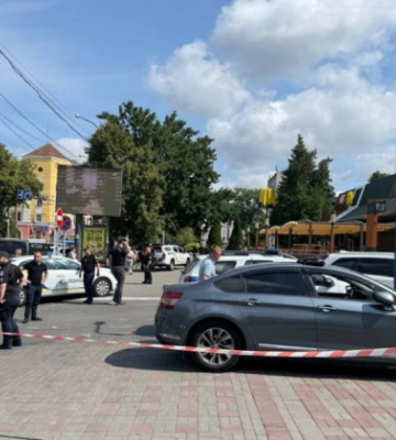 У Черкасах сталася стрілянина – правоохоронці штурмуть McDonalds, відео