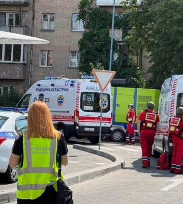 В Черкассах со стрельбой захватили McDonald&#039;s, спецназ КОРД пошел на штурм: видео