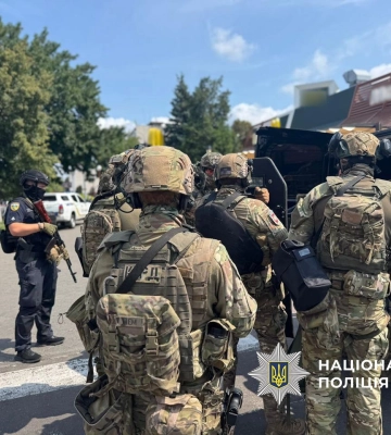 Біля «МакДональдса» в Черкасах відбулася стрілянина, а зараз озброєний чоловік знаходиться всередині закладу – поліція