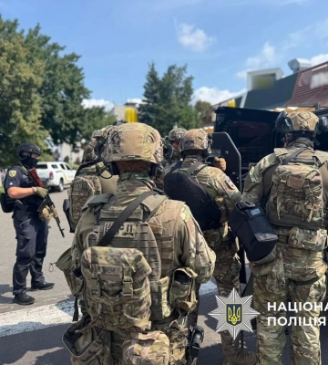 Стрілянина у Черкасах: чоловік кілька разів вистрілив і поранив себе, КОРД його затримав
